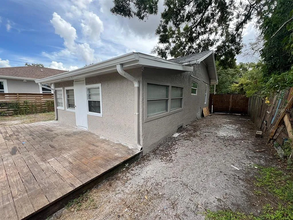 3 bed, 1.5 bath, 1064 sqft, $1,650 — Photo 2