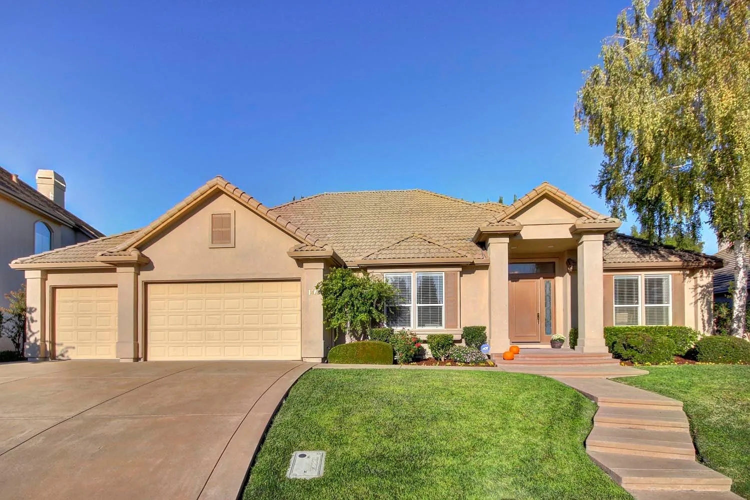 1048 E Landing Way photo 1