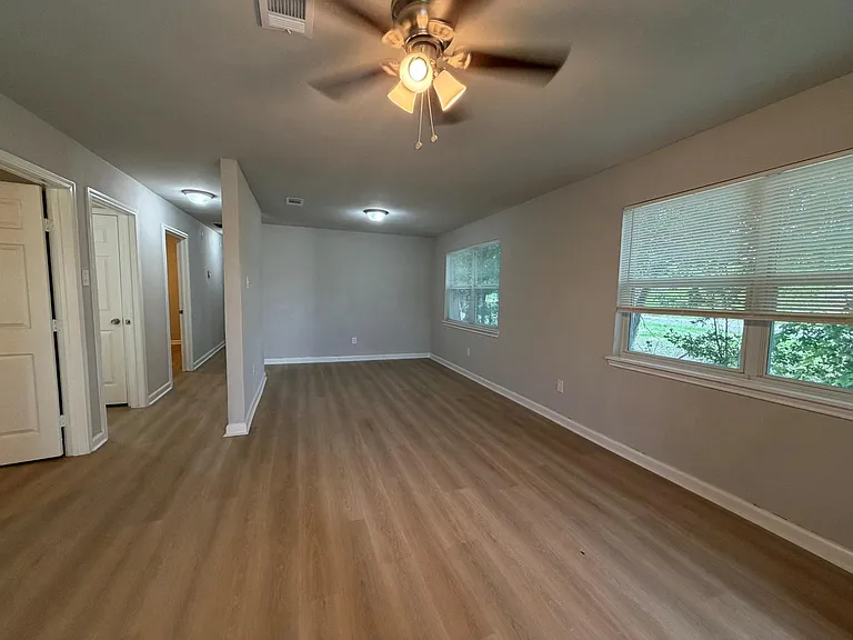 4706 N Wayside Dr — Photo 2