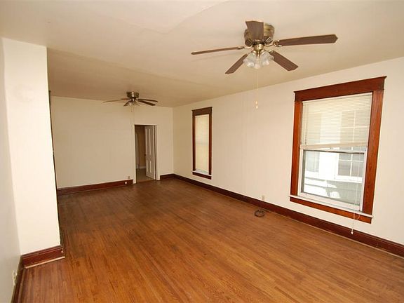 4th image of 663 W Lexington Ave