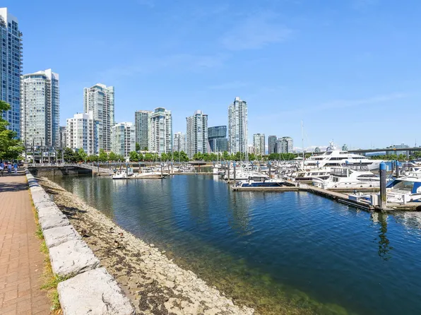 1228 Marinaside Cres #1906, Vancouver, BC V6Z 2W4