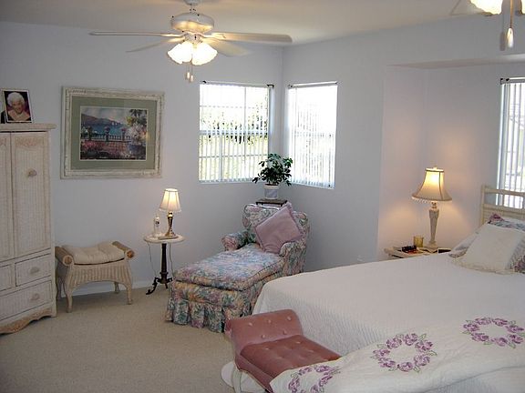 lrg master w/sitting area