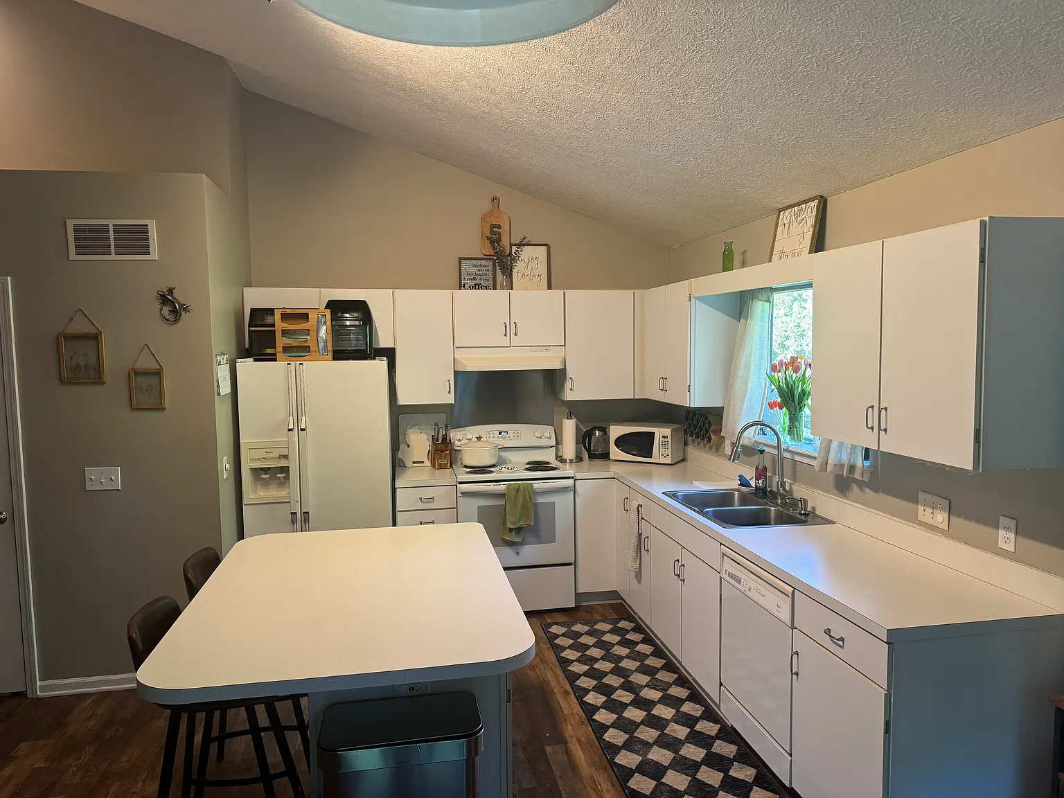409 E Cherry St — Photo 3