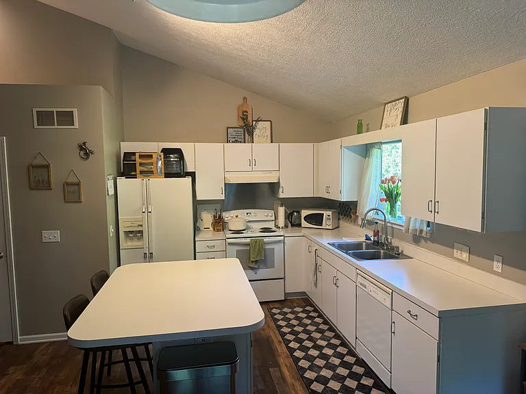 409 E Cherry St — Photo 3