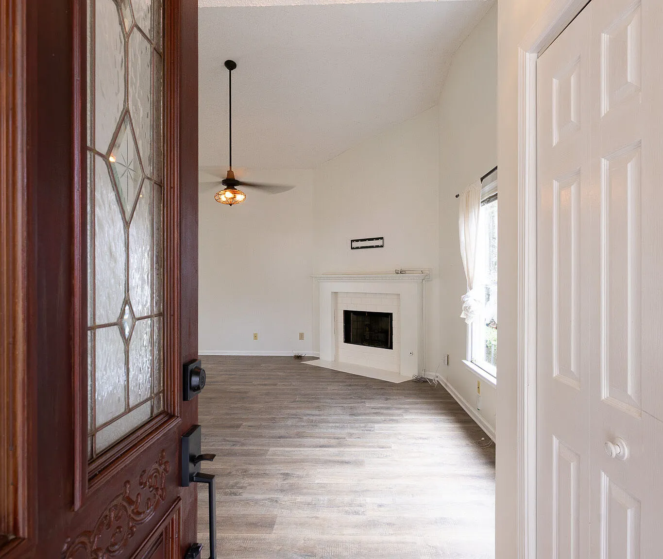 3 bed, 3.0 bath, 1570 sqft, $2,500 — Photo 2