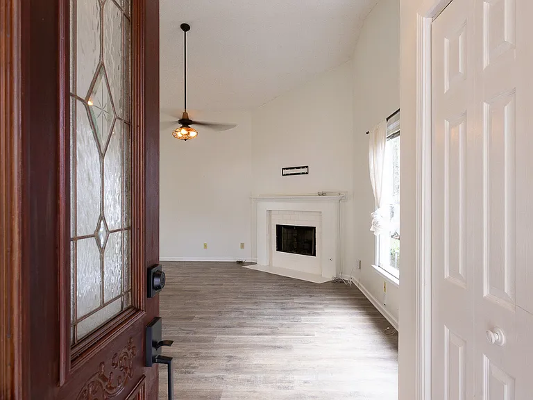 112 Glendale Dr — Photo 2