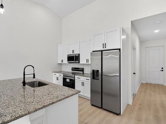 3rd image of 15525 Chamberlain Blvd