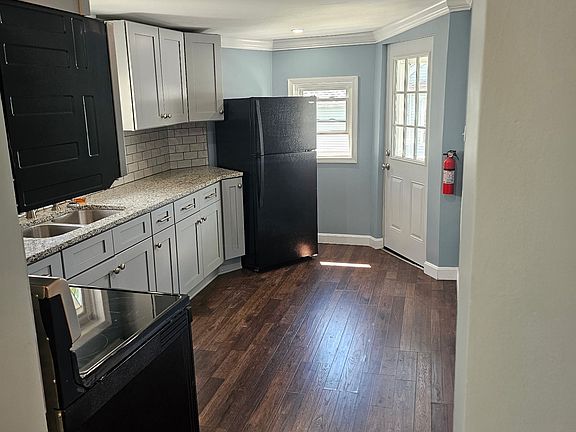 2nd image of 802 Marion St #2