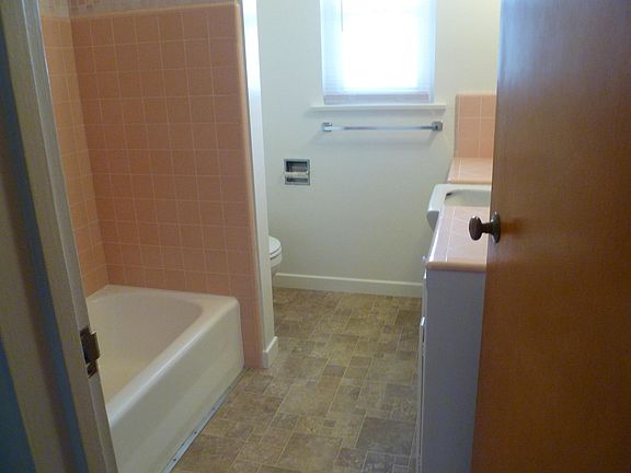 4th image of 102 N Dunning St