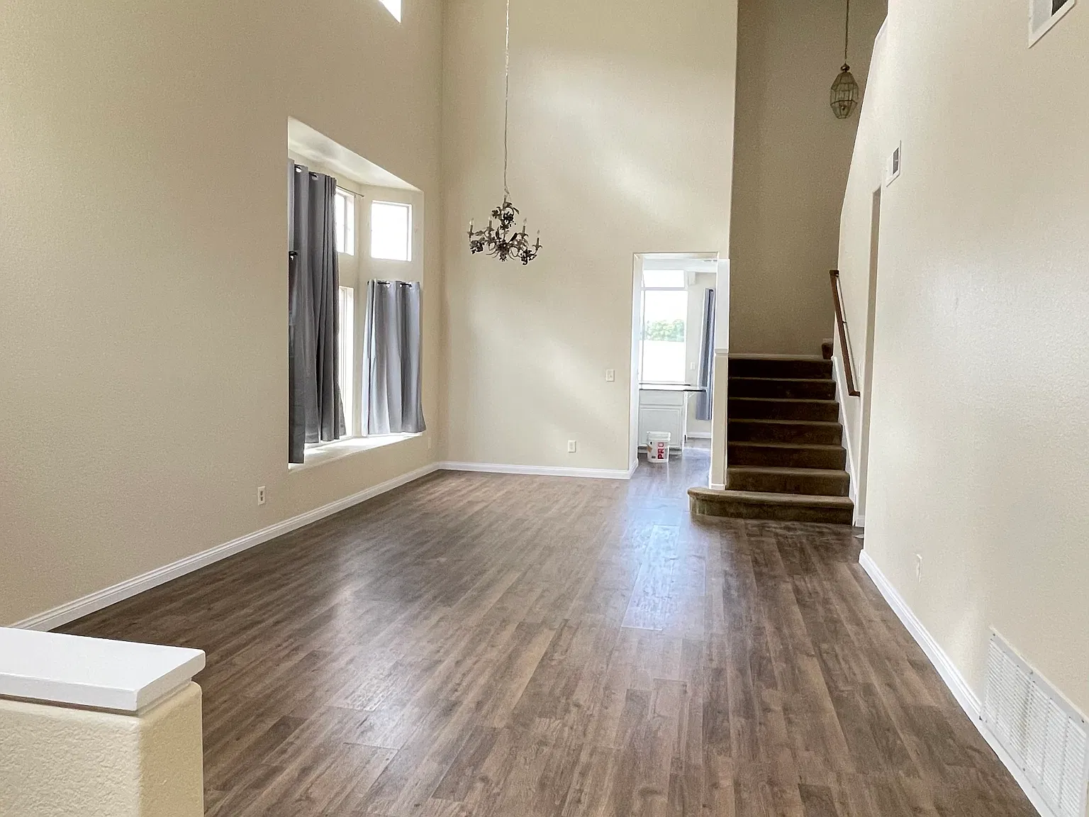 5 bed, 2344 sqft, $4,400 — Photo 3
