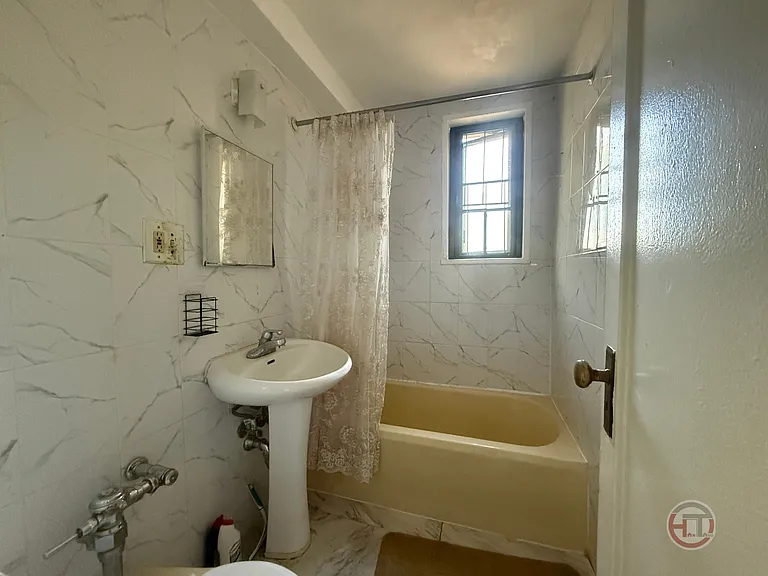 1935 McGraw Ave #2G — Photo 1