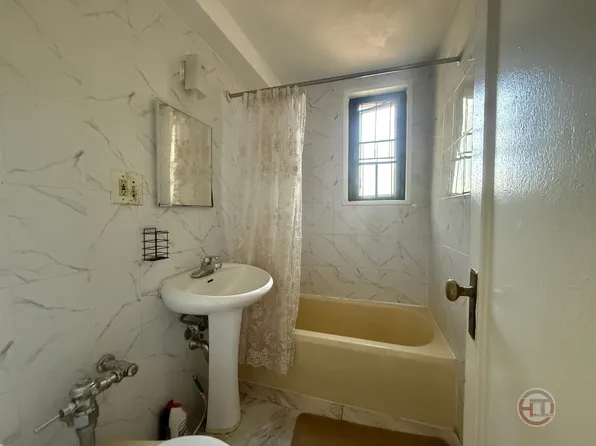 1935 McGraw Ave APT 2G, Bronx, NY 10462