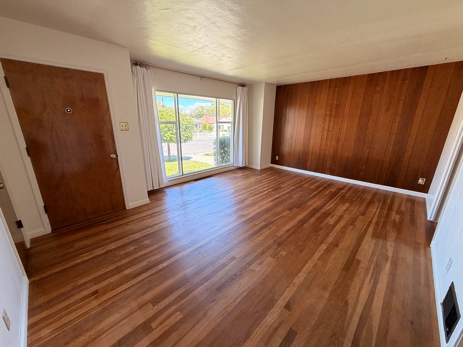3 bed, 2216 sqft, $3,275 — Photo 4
