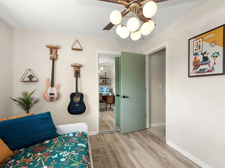 2431 N Westwood Dr — Photo 6