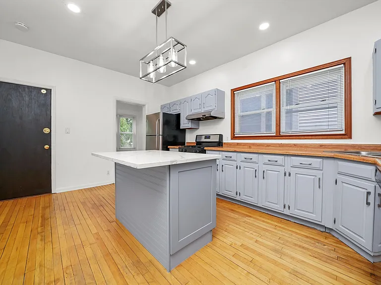 2444 W Gunnison St #1 — Photo 7