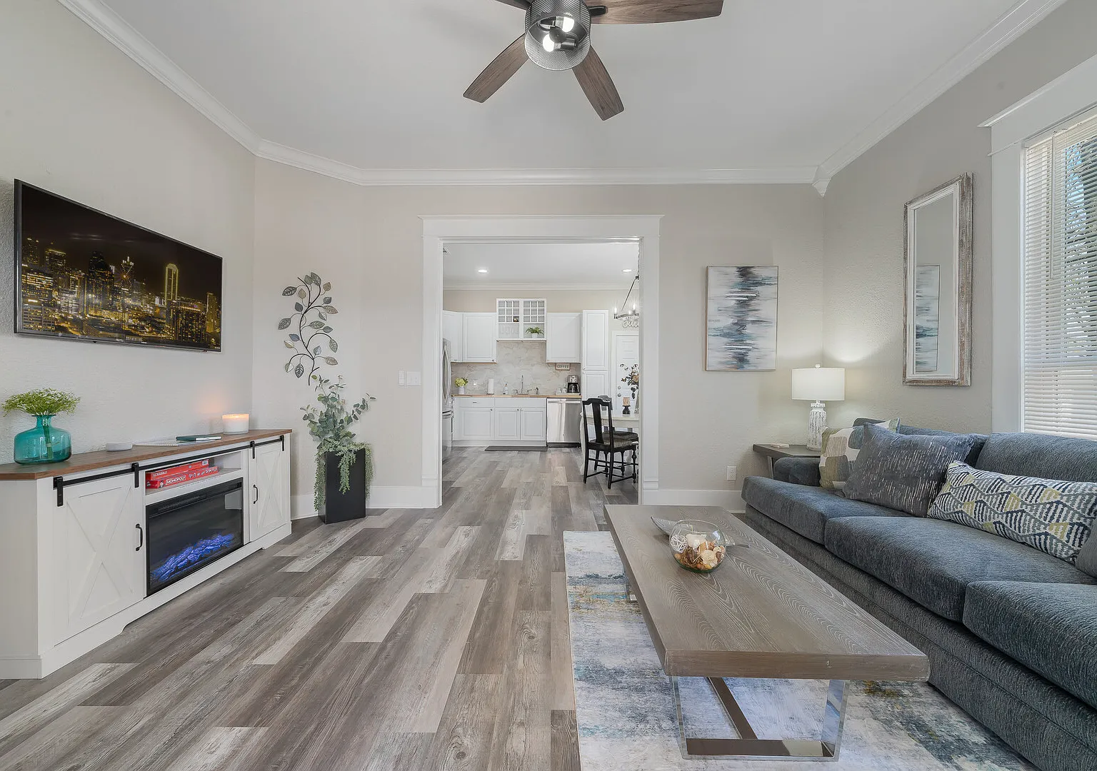 Kozy Kottage - Renovated 3/2 W Optional 3-Car Garage, Utilities, Wi-Fi — Photo 1