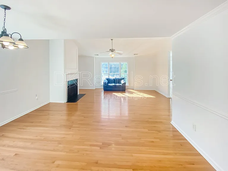 1068 S Gordon Rd SW — Photo 5