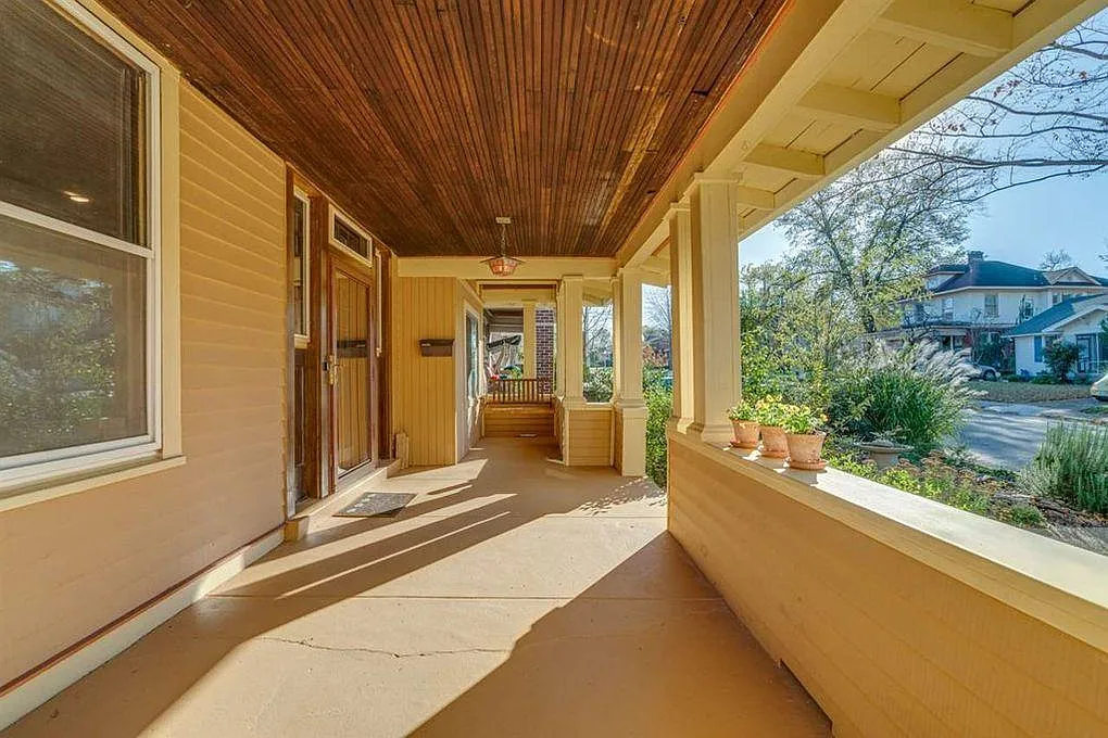 Front Porch - 398 N Avalon St