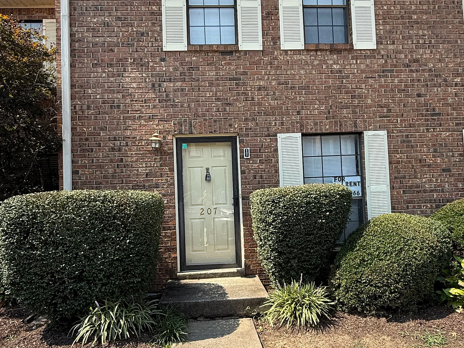 2 bed, 1.5 bath, 1100 sqft, $1,600 — Photo 2