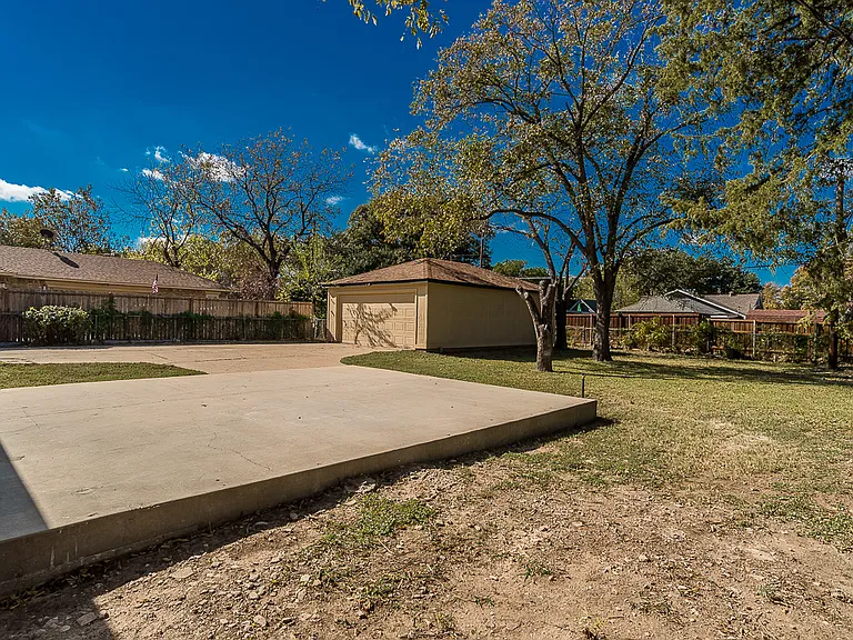1835 Cedar Crest Blvd — Photo 29