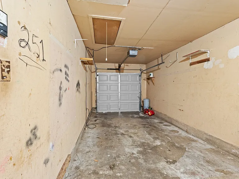 1029 Hoyt Ave — Photo 26