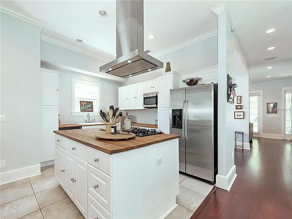4th image of 726 11th Ave S