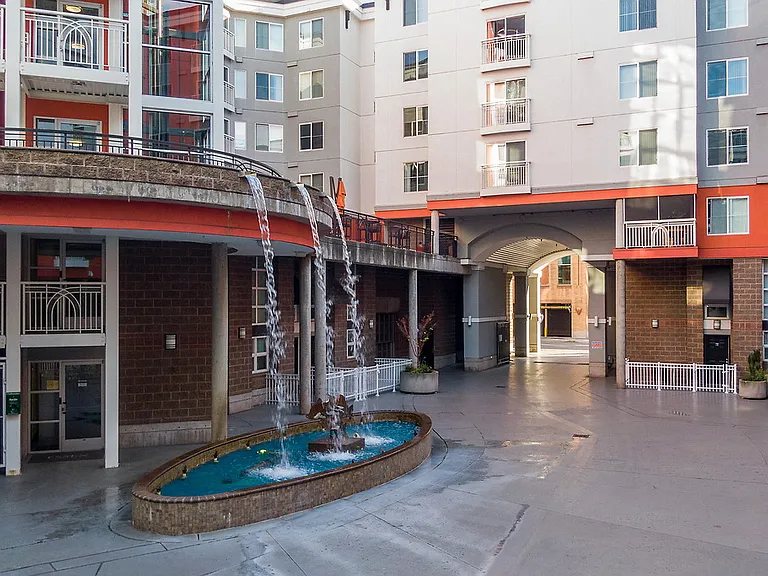 Fountain Court — Photo 29