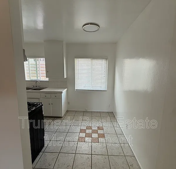 110 N Cedar St #16 — Photo 5