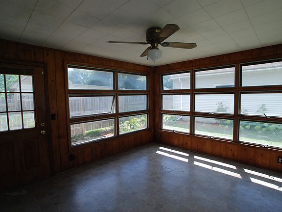5th image of 990 Rose Ave E