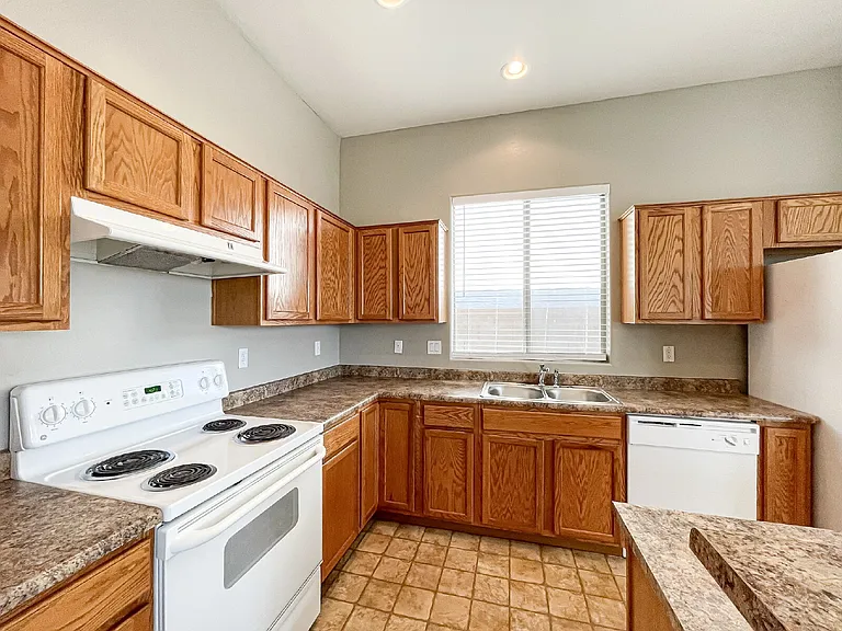 3529 W Belle Ave — Photo 7