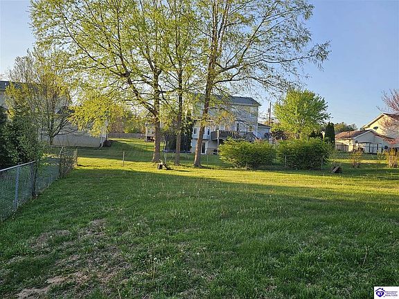 4th image of 305 Oak Valley Dr