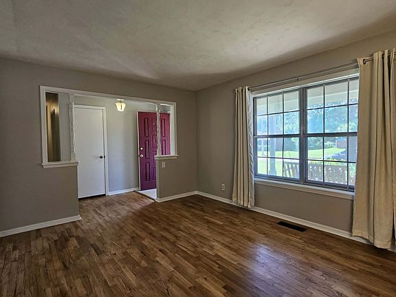 4th image of 708 W Hartwood Ave