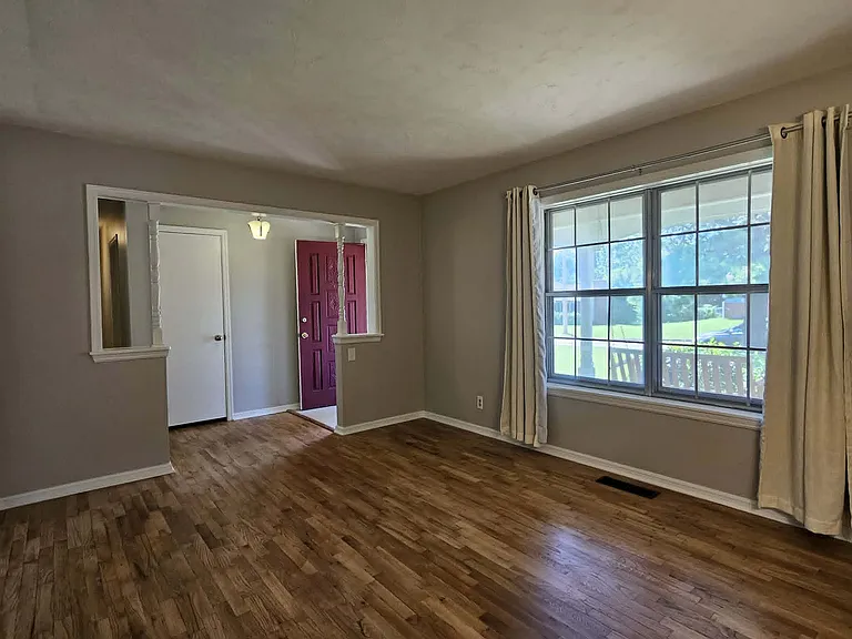 708 W Hartwood Ave — Photo 4