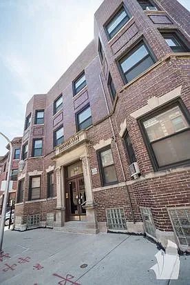 Building Photo - 945 W Cullom Ave