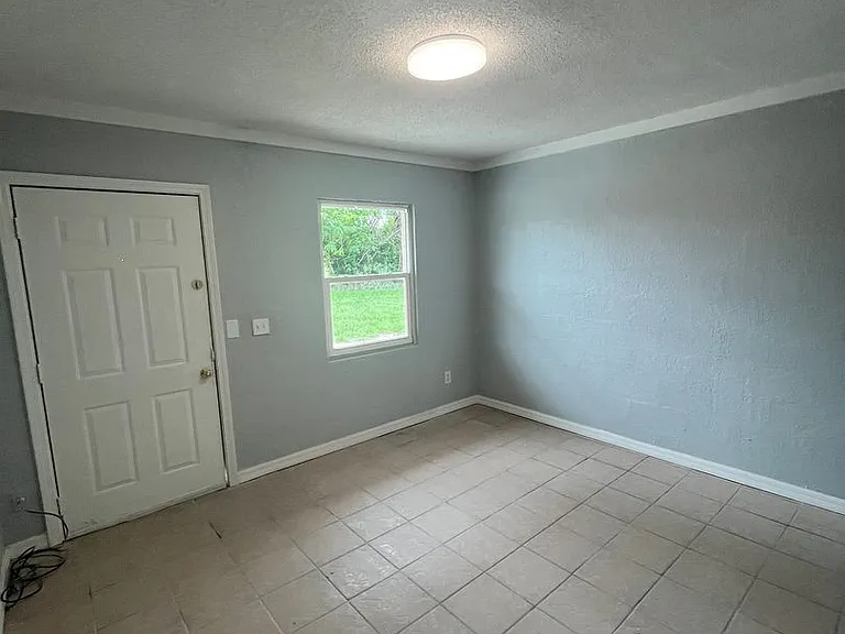 2371 Edwin St NE #C — Photo 6