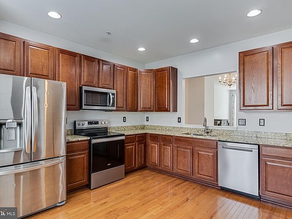 4th image of 3672 Bedford Dr