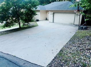 825 Wood Hill Rd, Chanhassen, MN 55317
