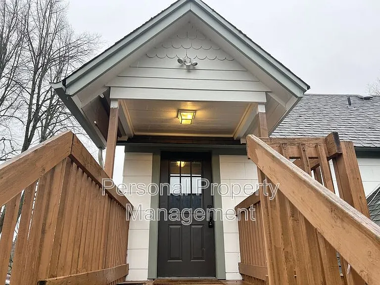 409 W McLoughlin Blvd #2 — Photo 2