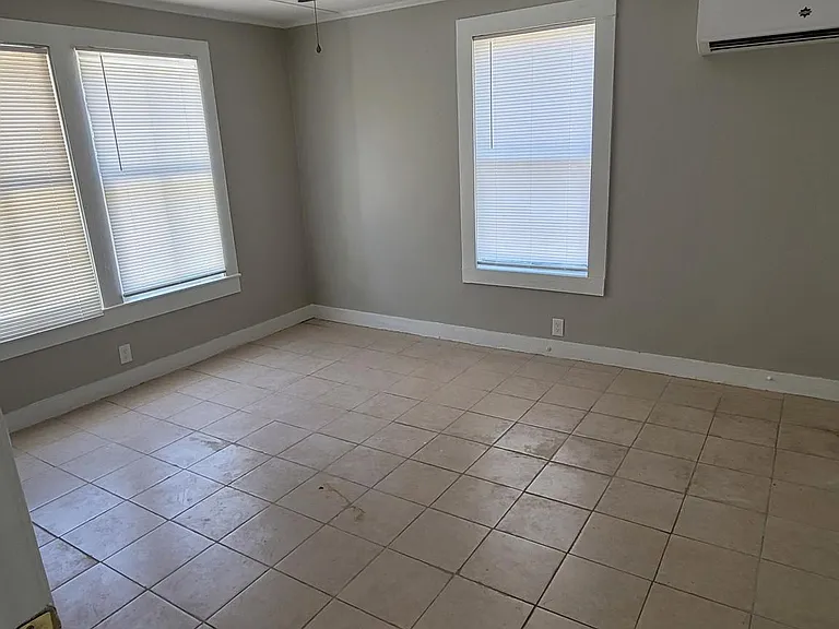 1511 N Davis Hwy #A — Photo 5