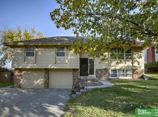 6425 Cypress Dr, Omaha, NE 68137