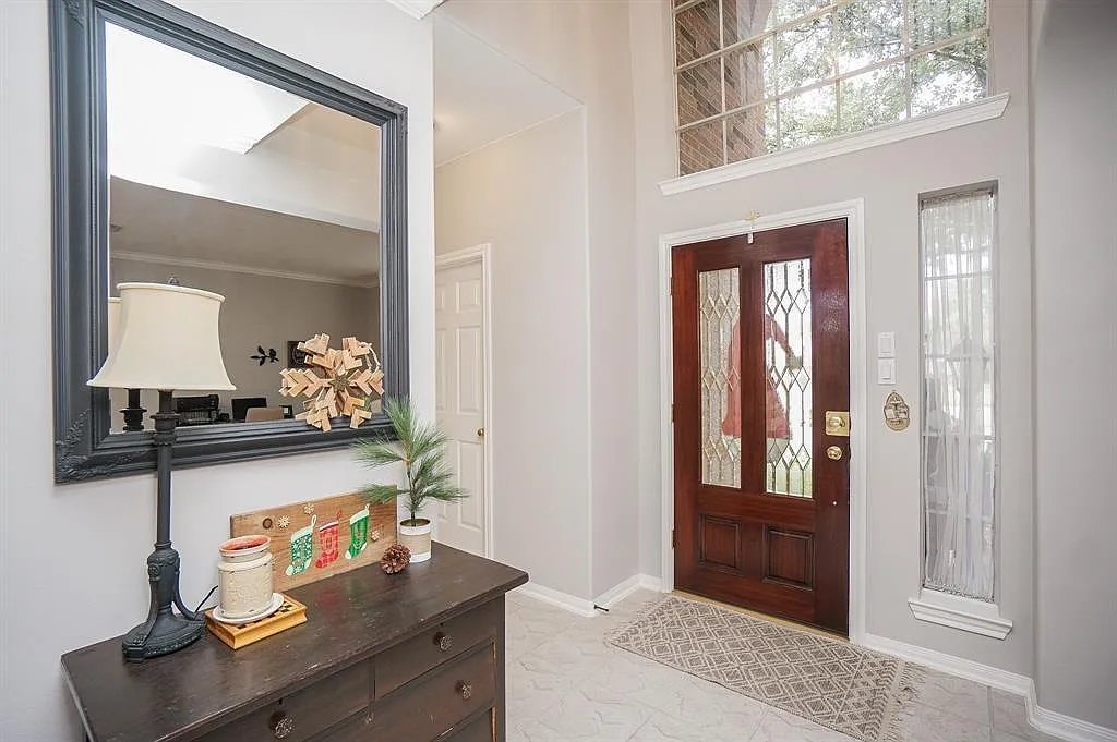 4 bed, 2.5 bath, 2596 sqft, $2,600 — Photo 2