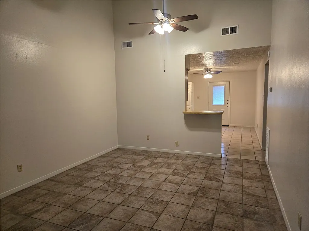 4 bed, 1860 sqft, $975 — Photo 2