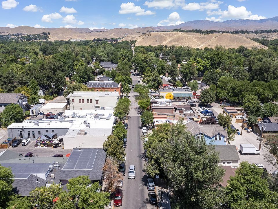 Hyde Park Commercial Area.. 3 blks away!!