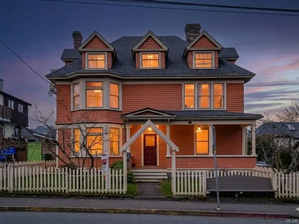 1418 Fernwood Rd, Victoria, BC V8V 4P7