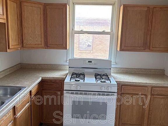 3rd image of 907 14th St Unit 2