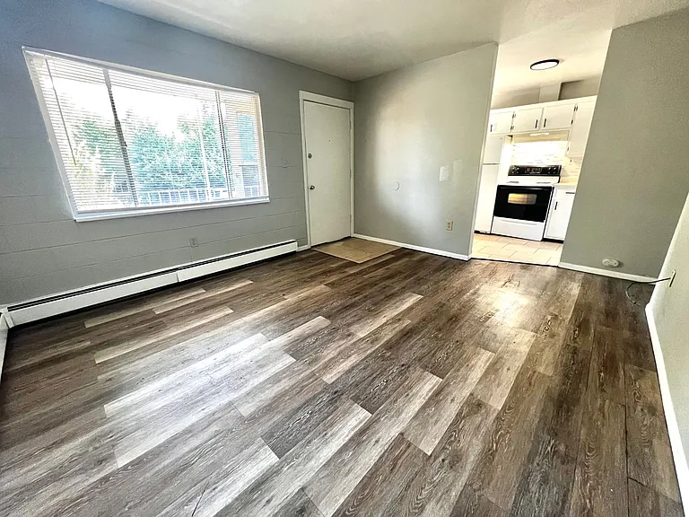 Parklane Apartments — Photo 10