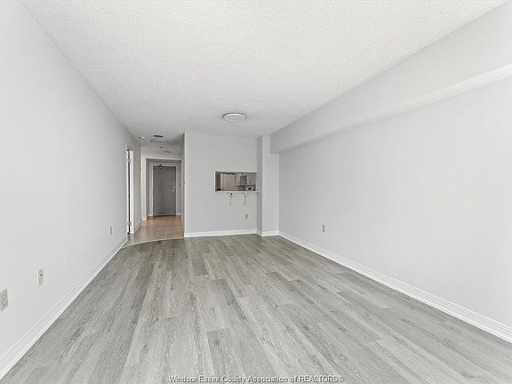 5th image of 75 Riverside Dr W #906