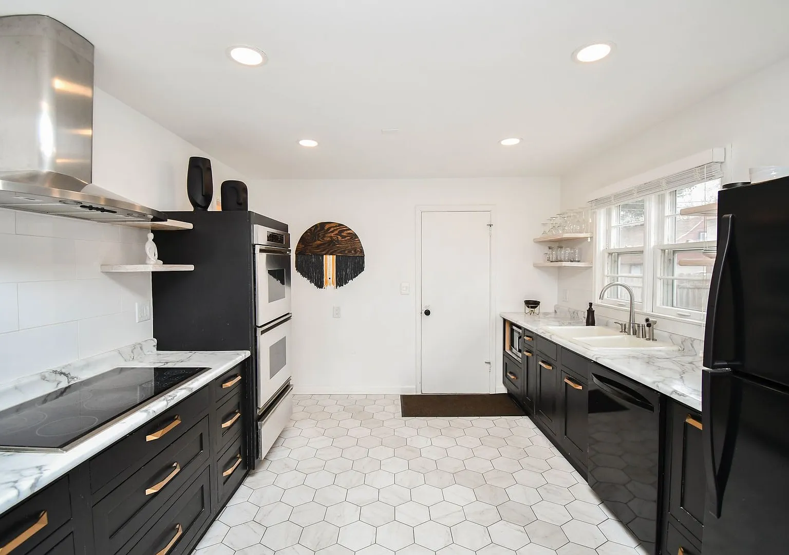 Stylish Furnished Duplex with Modern Finishes and Garage! Short-Term Available! — Photo 4