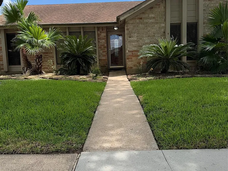 10102 Sagecourt Dr — Photo 1