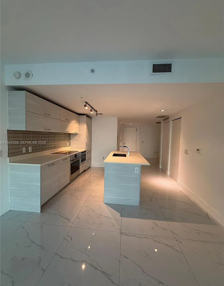 2 bed, 2.0 bath, 1067 sqft, $5,800 — Photo 3